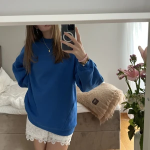 Blå collegetröja  - Superfin oversized marinblå collegetröja från Gina Tricot! Använt endast ett få tal gånger och i väldigt bra skick 🩵🙌