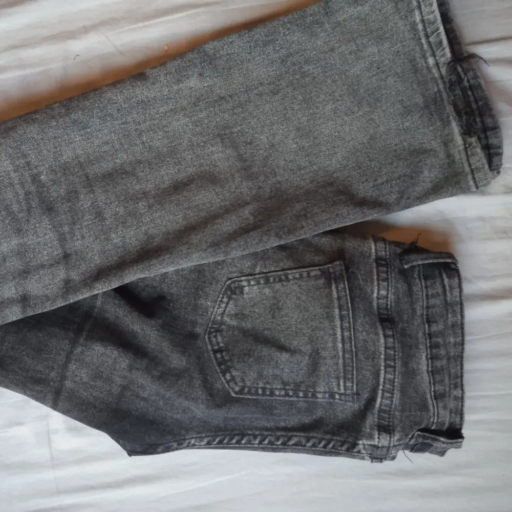 Gråa lågmidiade byxor i storleken xs. Dom är i bra skick och har inte använt dom så många gånger.(anledningen varför jag inte vill ha dom e för att dom är lite stora på mig och att dom är lite stora i längden även). Jeans & Byxor.