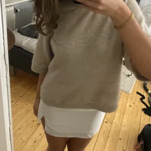 Minikjol - Säljer denna korta kjolen då den inte kommer till användning. Använd enbart en gång så den är i nyskick!☺️