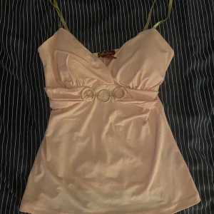Ljusrosa topp - En super fin topp med gulddetaljer💗