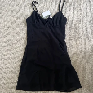 Svart klänning  - Säljer denna väldigt fina klänning, bra skick och prislappen är kvar så aldrig använd💗💗💗