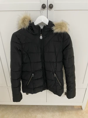 Vinterjacka  - Har använts ett fåtal gånger. Jackan är i väldigt bra skick. Storlek 36/S.  