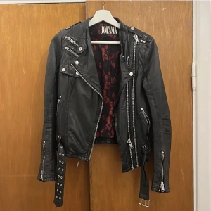 Jofama by Kenza 9 - Skinnjacka från Jofama. Nypris 3999kr. Mitt pris 700kr 