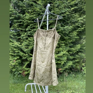 Klänning  - Sommarklänning har jag aldrig använt. Jag är 151 cm och 60 kg. Storlek är XL. Rekommendera för du som är storlek L och M.