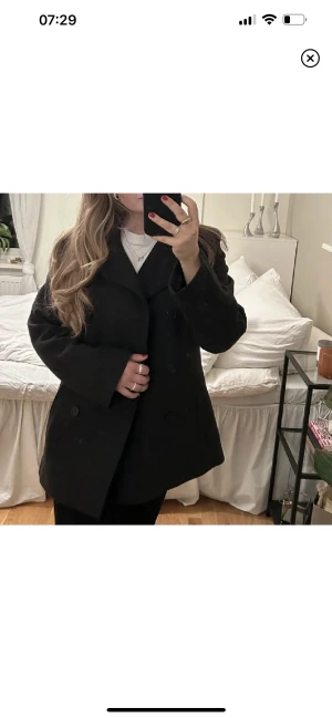 Kort kappa  - Säljer vidare min korta kappa i strl 42 då jag behlver rensa bland mina jackor!💕 ÄLSKAR denna, 70% ull mix🤍 INGS DEFEKTER! helt som ny!🥰 använd gärna köp nu 😚🤝modellen är runt 170!