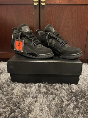 Jordan 4 - Jordan 4 black cat Väldigt snygga  Ny pris 10k Aldrig använda eller satt på fötterna   