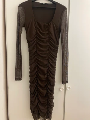 Fin brun klänning - Köpt förra året och bara använd en gång på nyår, kommer annars inte till användning. Tveka inte att höra av dig vid frågor+ bilder+ info💞