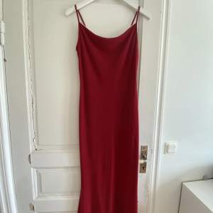 Vacker röd vintage slipklänning. Fungerar som aftonklänning eller som en vardagsklänning. Är bara använd fåtal gånger av mig. Priset är inklusive frakt :) Passar allt från xs-m beroende på hur man vill att den ska sitta