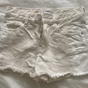 Vita shorts  - Två färgade shorts  Vit och beige  