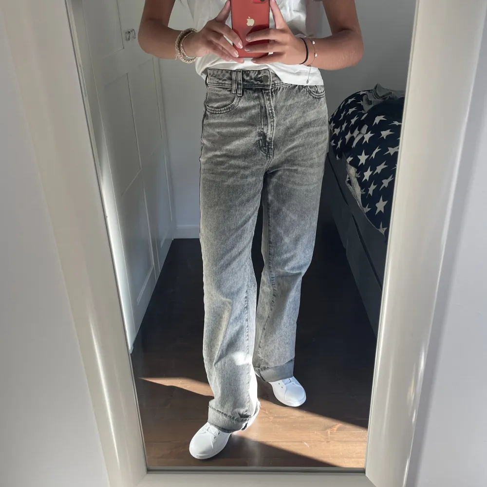 Snygga grå lite baggy Zara jeans. Storlek 34 men rätt stora i storleken💖säljer då de är för stora för mig. Jeans & Byxor.