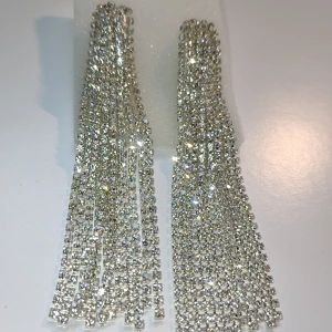 Glitter örhängen - Glittriga örhängen. Aldrig använda.