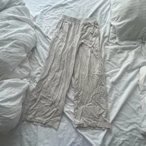 Linnebyxor från hm - Väldigt sköna linnebyxor från hm lite korta för mig som har långa ben tyvärr 