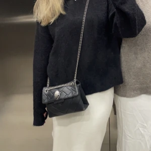 Kurt Geiger väska - Svart Kurt Geiger väska. Kensington Mini. Supersnygg!! Nypris 2850 kr. Skriv för fler bilder ☺️