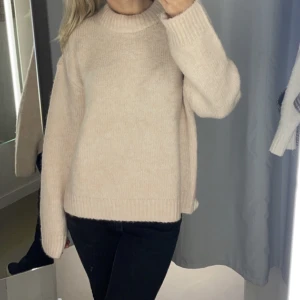 Stickad tröja  - Ljusrosa/beige stickad tröja ifrån h&m. Perfekt inför hösten. Skriv för fler bilder ☺️