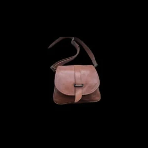 RE: Designed crossbody väska - Använd ett fåtal gånger. Mått Höjd 25cm Bredd 21cm Djup 7cm I väskan finns totalt tre fack varav ett är med dragkedja. Äkta skinn känns som att den kommer hålla en livstid och bara få finare och finare patina. Säljes pga av platsbrist.  Nypris 2000kr.  