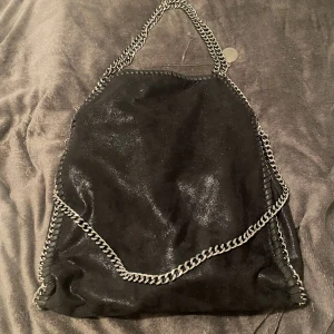 Väska Tiamo - Liknande Tiamo väska! Har haft den länge men nästan aldrig använt den då jag inte fått tillfälle för det❤️