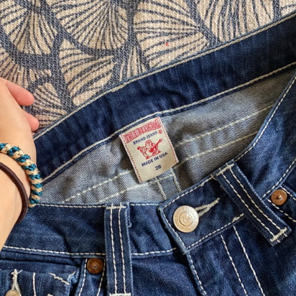 True religion, storlek 28. Perfekta flared jeans även low-waisted. Använder de ej längre❤️. Jeans & Byxor.