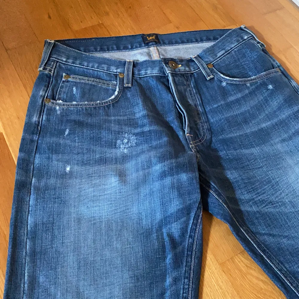 Helt nya Lee blake jeans. Coola jeans med fin färg & några små hål som ger dem en modern cool look i straight/bootcut passform. Jeans & Byxor.