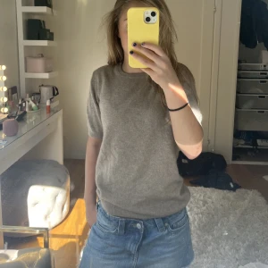 Soft goat t shirt  - Super fin soft goat t shirt i kashmir  I en beige brun färg super najs ju till hösten