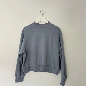 lilablå sweatshirt - lilablå sweatshirt från weekday. i god skick och strlk XS men baggy så passar nog S oxå. original pris ca 330kr 🤍