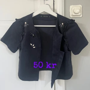 Fin mörkblå bolero för 50 kr - Vintage bolero för 50 kr🫶