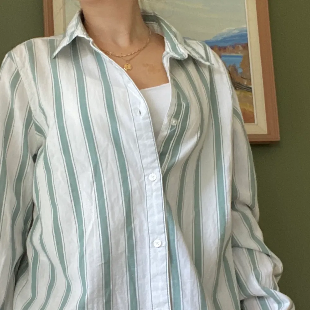 Randig skjorta från bikbok, använd nån gång sådä. Färgen är en blandning mellan grå blå och grön, passar fint över ett vitt linne förslagsvis. . Skjortor.