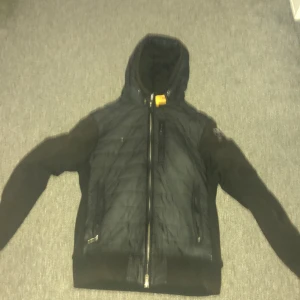 Pjs jacka  - Jag säljer min parajumpers jacka storlek S
