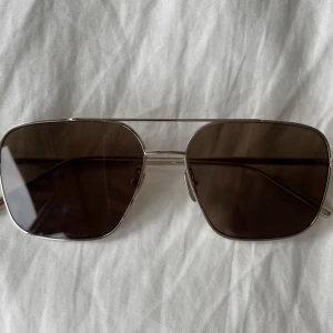 chimi aviator  - säljer mina chimis från steel kollektion!🤩 Det finns tyvärr inte något fodral till så där av priset. Nypris 1400kr🤠⭐️🤩