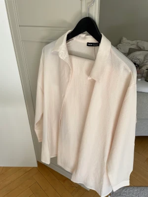 Set  - Ett set med vida byxor och skjorta i naturvitt. Köpt från Shein förra sommaren och använt 2ggr. Väldigt svalt och skönt att ha på sig. 