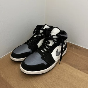 Jordan 1 Mid Satin Grey Toe  - Sparsamt använd, säljes i bra skick. Nypris: 2500 kr (StockX) Mitt pris: 1499 kr Skriv gärna om frågor!