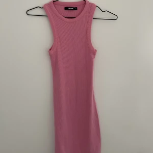 Klänning☺️ - Säljer denna klänning som inte kommer till användning. Använt Max 5 gånger, som i nyskick😍