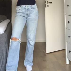 Ljusblå jeans med slitning vid knät🩵 Passar perfekt på mig som är 172 cm!