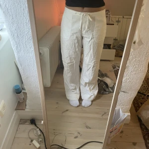 Linnebyxor🤍🤍 - Så fina linnebyxor i en rak modell, så snygga nu till sensommaren. Lågmidjade med snöre i midjan vilket gör att storleken är justerbar🤍🤍🤍Storleken står inte men skulle säga att de är en s/m 
