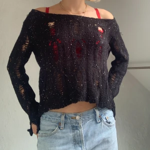 Svart stickad tröja - Så cool tröja med slitningar, fin att ha över andra tröjor ❤️ den har paljetter i sig så den är perfekt till fest ✨ 