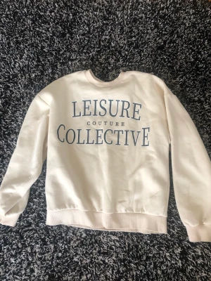 Sweatshirt  - Jättefin och mysig sweatshirt i storlek M. Köpt från Gina tricot, säljer för den inte kommit till användning, jättefint skick.❤️