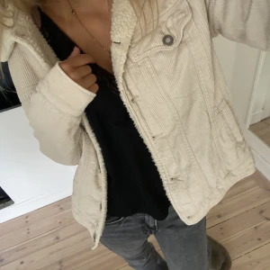 Jacka - Säljer denna fina och mysiga jacka från bershka storlek S, fluffig inuti