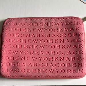 Rosa datorfodral från Marc by Marc Jacobs 