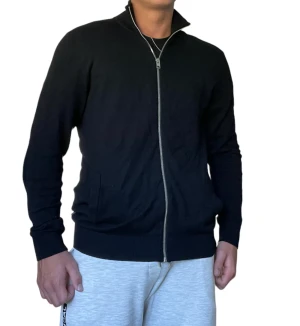 Kofta - Skön svart zip kofta med dens snygga design. Sitter perfekt på vem som helst. De ända som drar ner värdet på den är att de finns ett hål i nacken men annars är den som helt ny. Jag personligen har aldrig tänkt på de hålet. Ny pris på den är cirka 500 kr