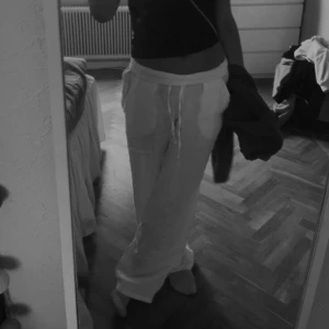 Linnebyxor  - Linnebyxor från Chelsea, de är som nya har använt någon gång nu på sommaren. De sitter verkligen perfekt. De passar både S och M!!!