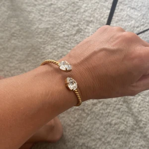 Caroline Svedbom armband - Jättefint guldfärgat armband fr Caroline Svedbom. Fint skick! 