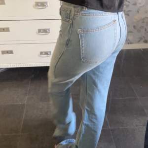 Säljer mina jeans från Nelly eftersom dom är långa och stora på mig💗