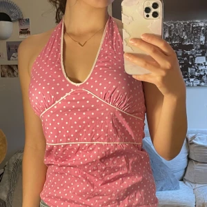 Backless rosa sommartopp - Rosa sommartopp med öppen rygg som är perfekt för Barbie-filmen eller sommaren. Köpt i Singapore av märket ”xx by mexx” för ca 300-400 svenska kr och går ej att hitta i Sverige!!🌸💕Dragkedja finns på sidan för att lättare få på sig den!!