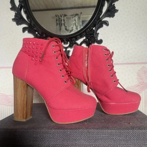 Klackskor - Rosa klackskor med snörning.  Använd Max 2 gånger.  Storlek 38 11cm klack
