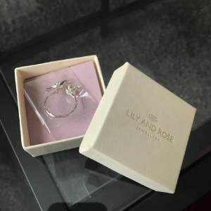 Slutsåld ring från Lily and Rose  Säljer den eftersom jag är guldtjej och inte silver. 💕Helt ny aldrig använt Original priset : 349kr  Lånad bild 