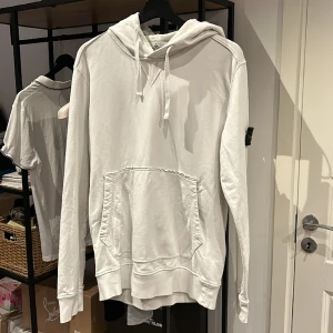 Stone Island Hoodie - Stone Island Hoodie i utmärkt skick, 8/10. Storlek L, nypris 3500 mitt pris 1300kr men tar emot rimliga bud :) Över 50 refs finns! Bara att skriva vid frågor eller funderingar!