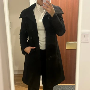 Kappa - Lång kappa i strl S från Zara.