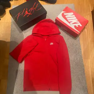 Röd nike zip hoodie i barnstorlek XL = S/XS i vuxen? 9/10 inga fläckar eller hål bara att den använts fler antal gånger. Säljer den för lågt pris för jag vill bli av med den💯👌 