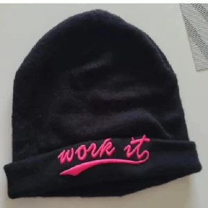 Mössa - Supersöt mössa från Glitter med "Work it" broderi. Kan fraktas med portokod för 15kr, men köparen står för frakten ❤️