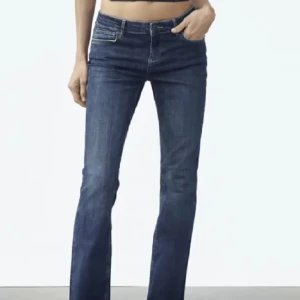 Zara lowwaist bootcut jeans - Slutsålda lowwaist bootcut jeans från zara💕säljer för att jag har två par🩷passar mig som är 172, byxorna nuddar marken utan skor