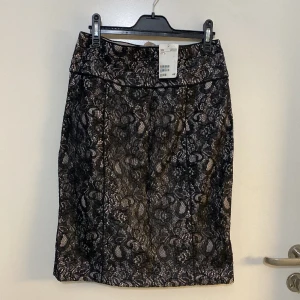 Oanvänd kjol knälång 38 - Oanvänd med prislappen på kjol knälång 38 HM spets med beige underton 